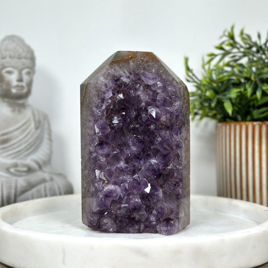 Amethyst-Achat-Obelisk mit klarer Mineralbänderung