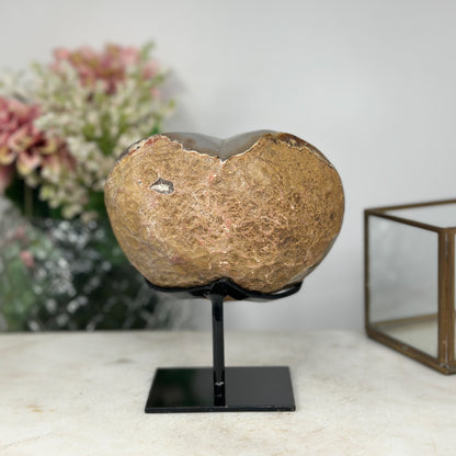 Gelbe Quarz-Herzskulptur mit lichtdurchlässiger, goldfarbener Kristallstruktur