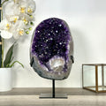 Amethyst-Geode groß mit samtig tiefvioletter Kristallarchitektur und kontrastreicher Achat-Schale