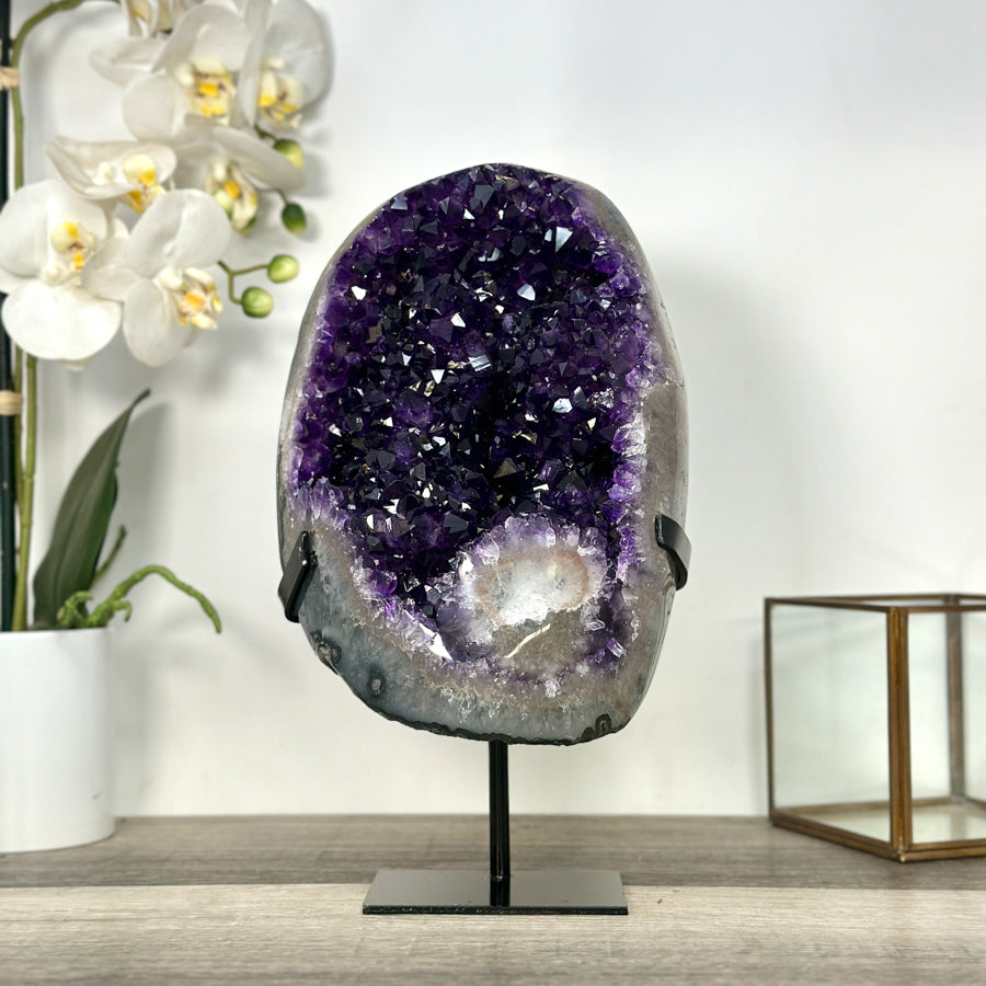 Amethyst-Geode groß mit samtig tiefvioletter Kristallarchitektur und kontrastreicher Achat-Schale