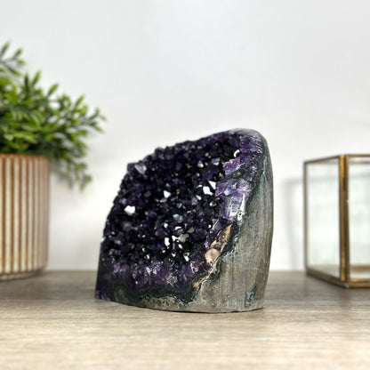 Amethyst-Kathedrale mit intensiv tiefvioletter Kristallzone, in exklusiver Premiumqualität
