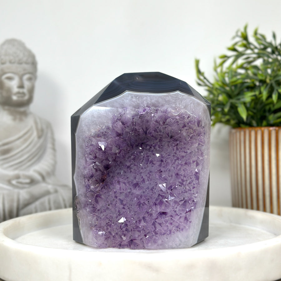 Blaugebänderter-Achat-Amethyst-Obelisk mit markanter Mineralmatrix