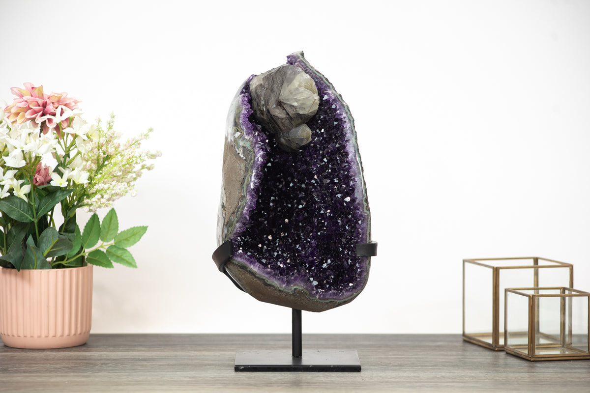 Amethyst-Geode groß mit markanter Kalzit-Einlagerung, in exklusiver Premiumqualität