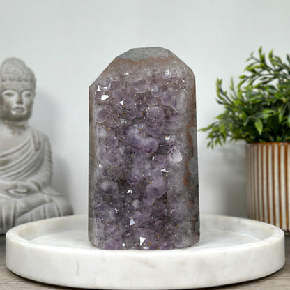Amethyst-Obelisk  mit intensiver Kristallmatrix
