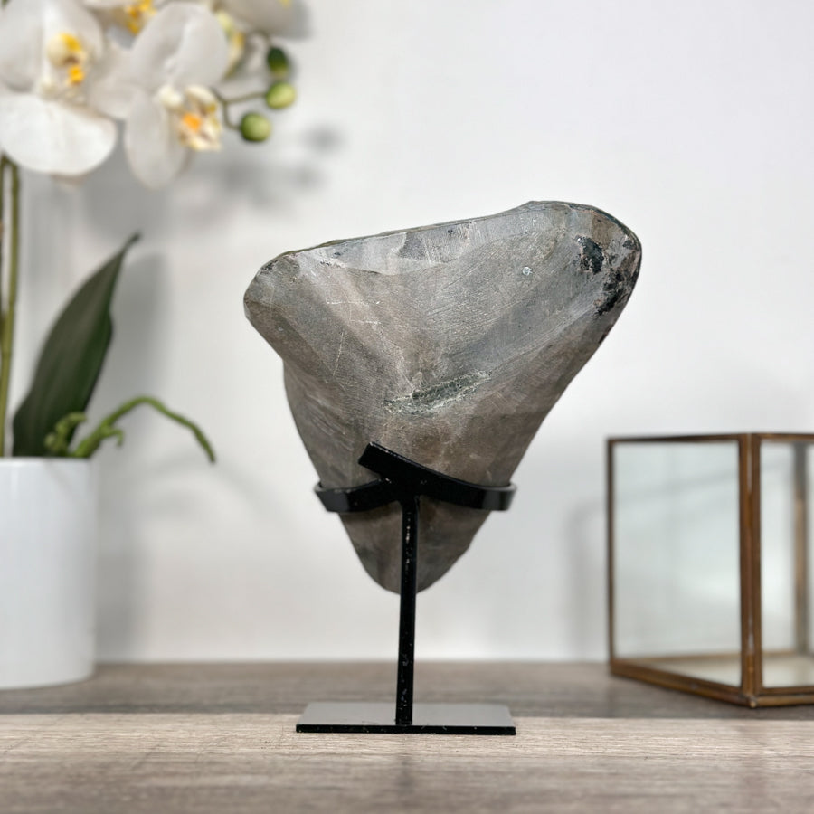 Schwarzer Druzy-Kristallcluster mit metallisch schimmernder Oberfläche