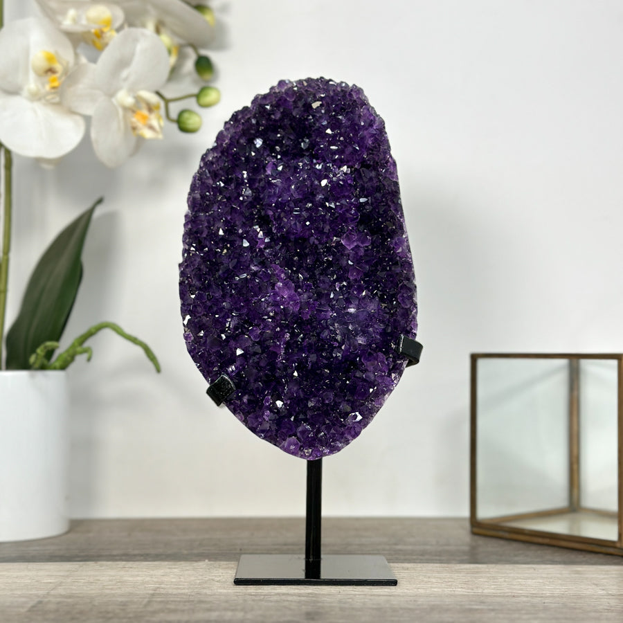 Amethyst-Kristallcluster mit ausdrucksstarker, violett-brauner Tiefenwirkung