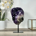 Amethyst-Cluster mit klar abgegrenzter, tiefvioletter Kristallstruktur