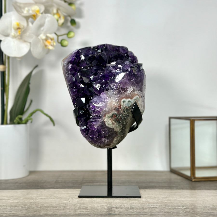 Amethyst-Cluster mit klar abgegrenzter, tiefvioletter Kristallstruktur