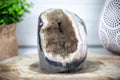Quarz-Geode mit gelblich schimmernder Druzy-Kristalloberfläche