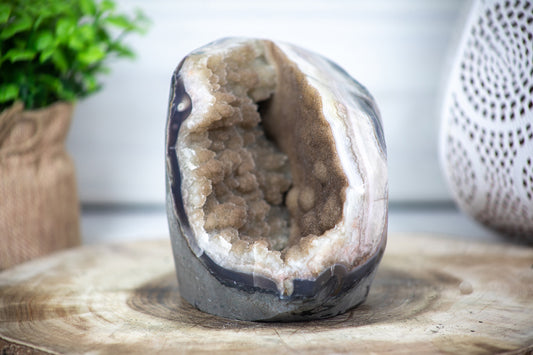 Quarz-Geode mit gelblich schimmernder Druzy-Kristalloberfläche