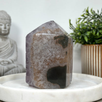 Amethyst-Obelisk mit großkristalliner Oberflächenstruktur