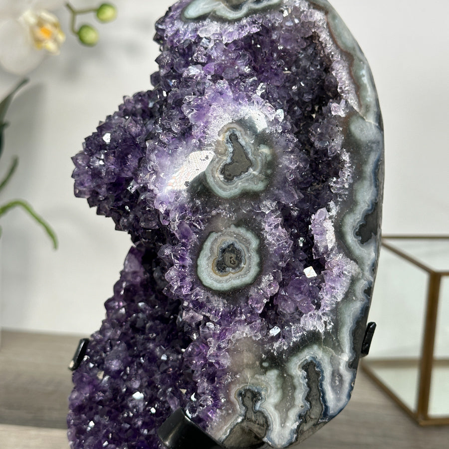 Amethyst-Geode mit augenartiger Struktur und tiefvioletter Kristallauskleidung