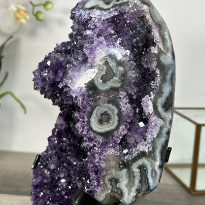 Amethyst-Geode mit augenartiger Struktur und tiefvioletter Kristallauskleidung