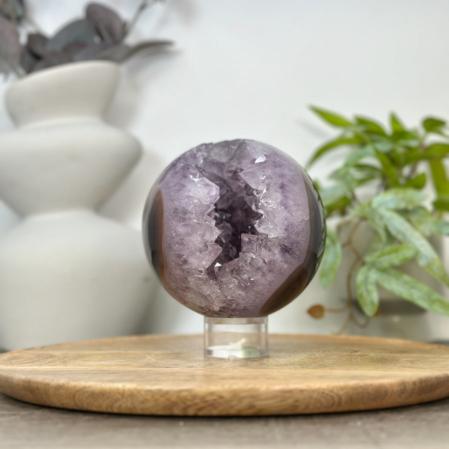 Amethyst-Achat-Steinkugel mit kraftvoller Kristallformation und dichter Struktur