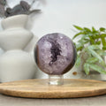 Amethyst-Achat-Steinkugel mit kraftvoller Kristallformation und dichter Struktur