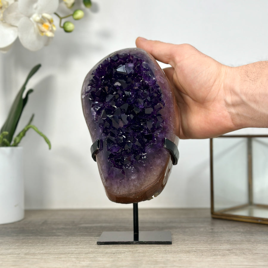 Amethyst-Kristallcluster mit großflächig reflektierender Kristallzone