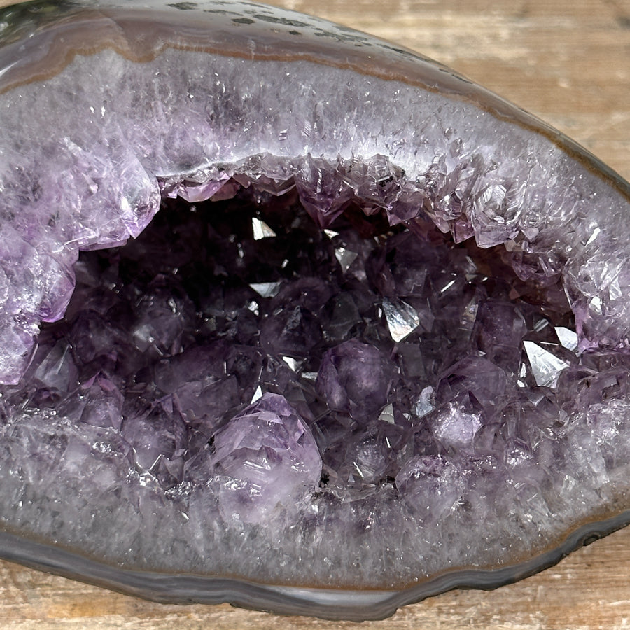Amethyst-Achat-Geode mit ausgewogener, klarer Struktur