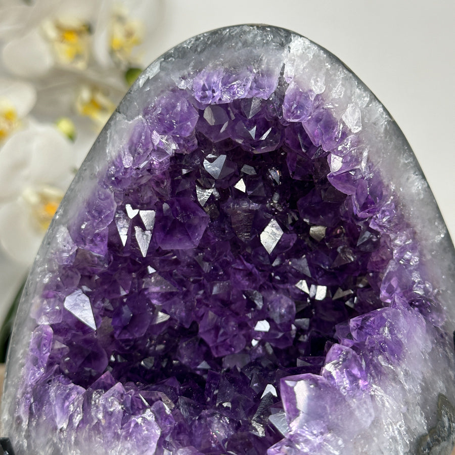 Amethyst-Geode mit stark strukturierter Kristallkammer