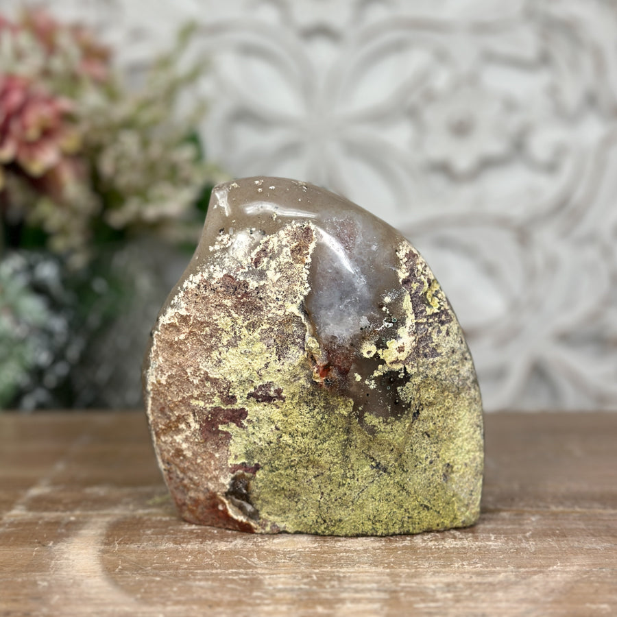 Amethyst-Quarz-Geoden-Flammenskulptur mit lebendig schimmernder Kristallfläche