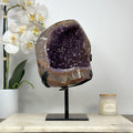 Amethyst-Geode mit klar definierter Kristallkammer