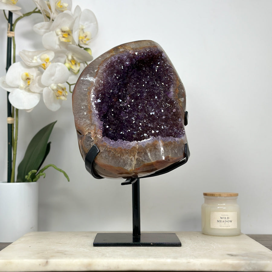 Amethyst-Geode mit klar definierter Kristallkammer