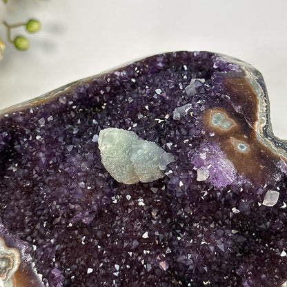 Amethyst-Kristall mit plastischer Kalzitformation und klarer Kristallstruktur