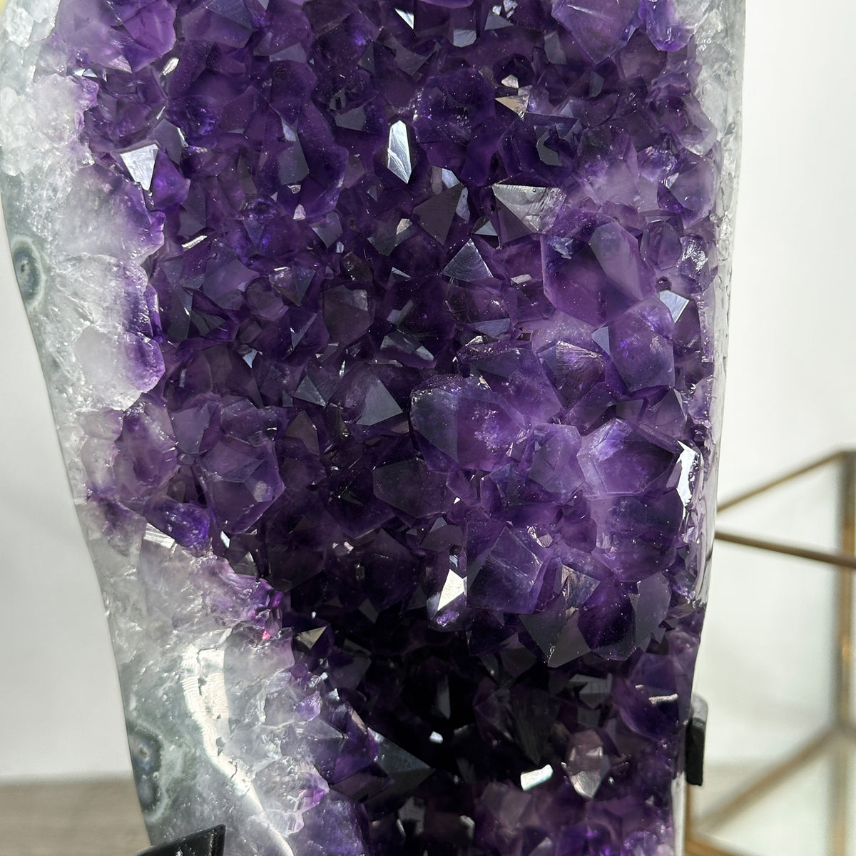 Amethyst-Formation groß mit massiv wirkender, kompakter Kristallstruktur