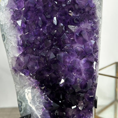 Amethyst-Formation groß mit massiv wirkender, kompakter Kristallstruktur