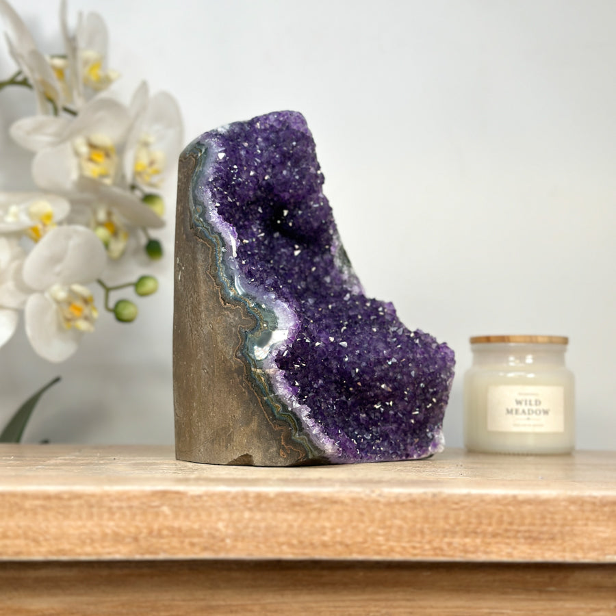 Amethyst-Kathedrale groß mit ausgeprägter Stalaktitenstruktur und plastischer Formation