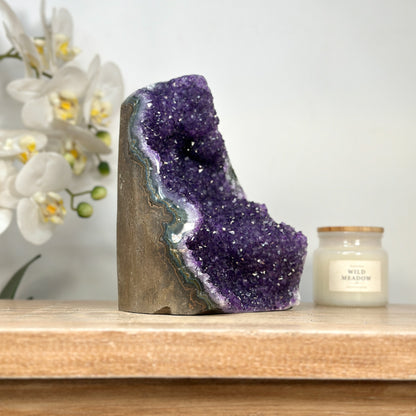 Amethyst-Kathedrale groß mit ausgeprägter Stalaktitenstruktur und plastischer Formation