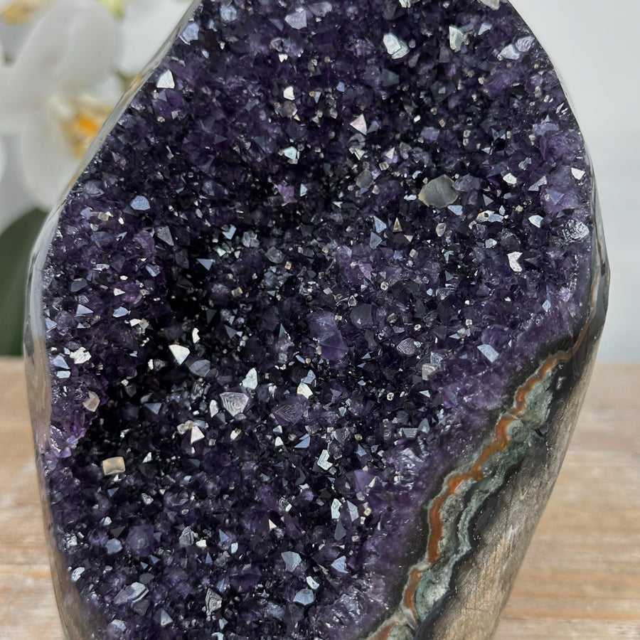 Amethyst-Geode mit tiefvioletter, gleichmäßig gewachsener Kristallstruktur
