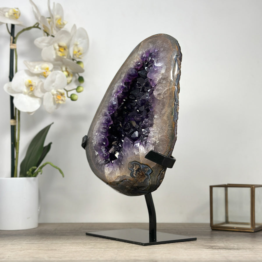 Amethyst-Geode groß mit weit gefächerter Innenstruktur, in ausgewählter Spitzenqualität