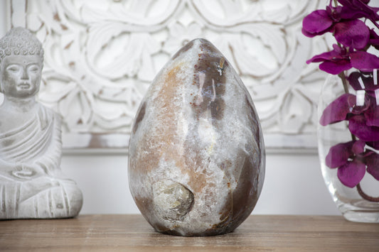 Quarz-Stein-Ei mit elegant anmutender Natursteinstruktur, in ausgewählter Spitzenqualität