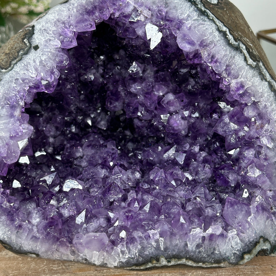 Amethyst-Geode groß mit kraftvoll ausgeprägter Kristallstruktur