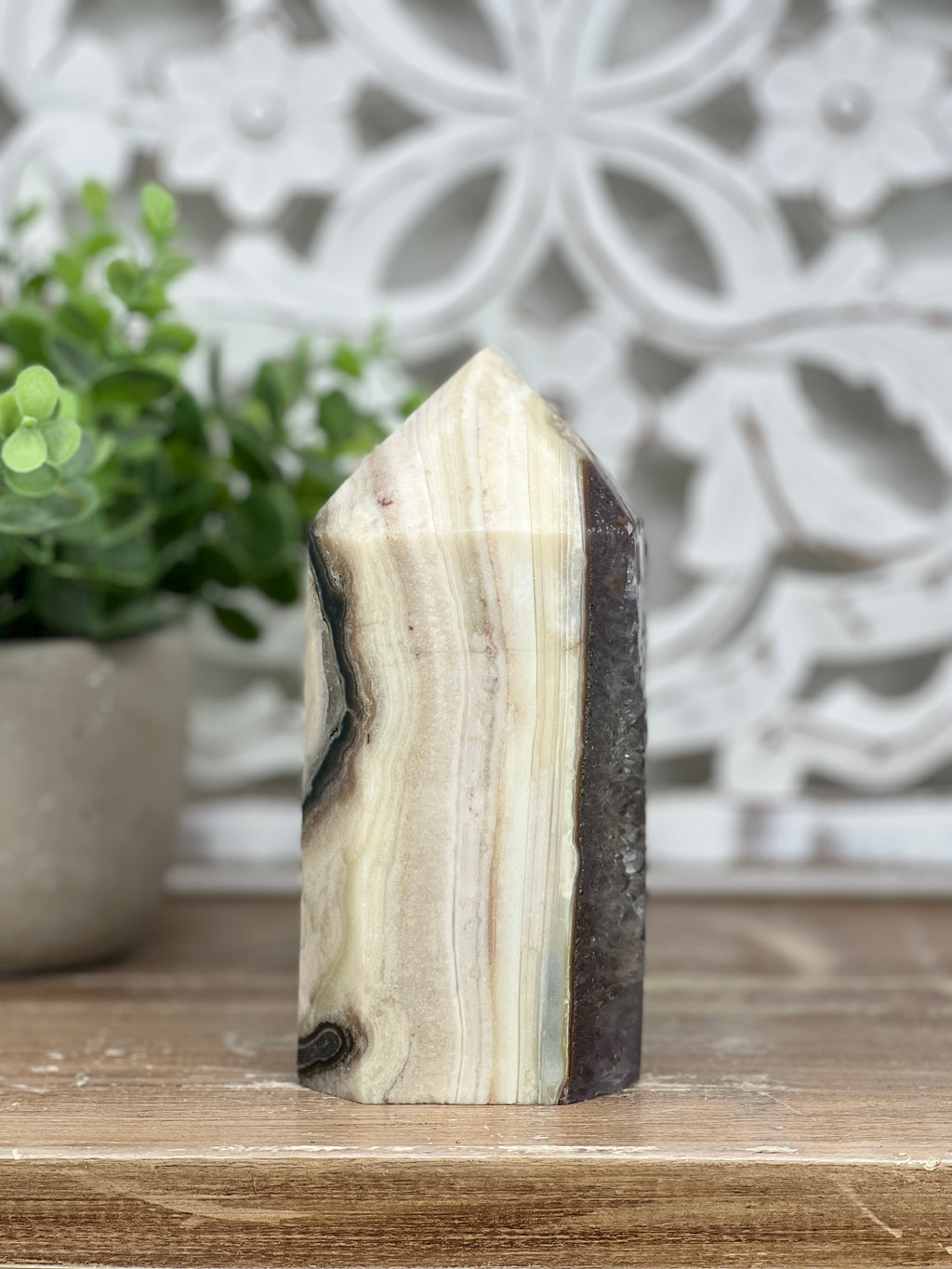 Amethyst-Jaspis-Obelisk mit kontrastreicher Mineralstruktur