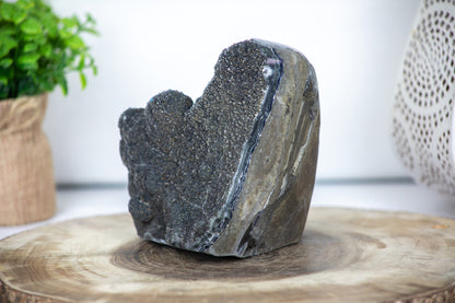 Schwarze Amethyst-Kathedrale mit tief ausgeprägter, dunkelvioletter Kristallzone