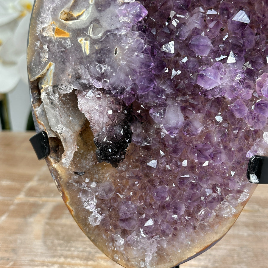 Amethyst-Kristallformation mit Pseudokalzit-Einschluss