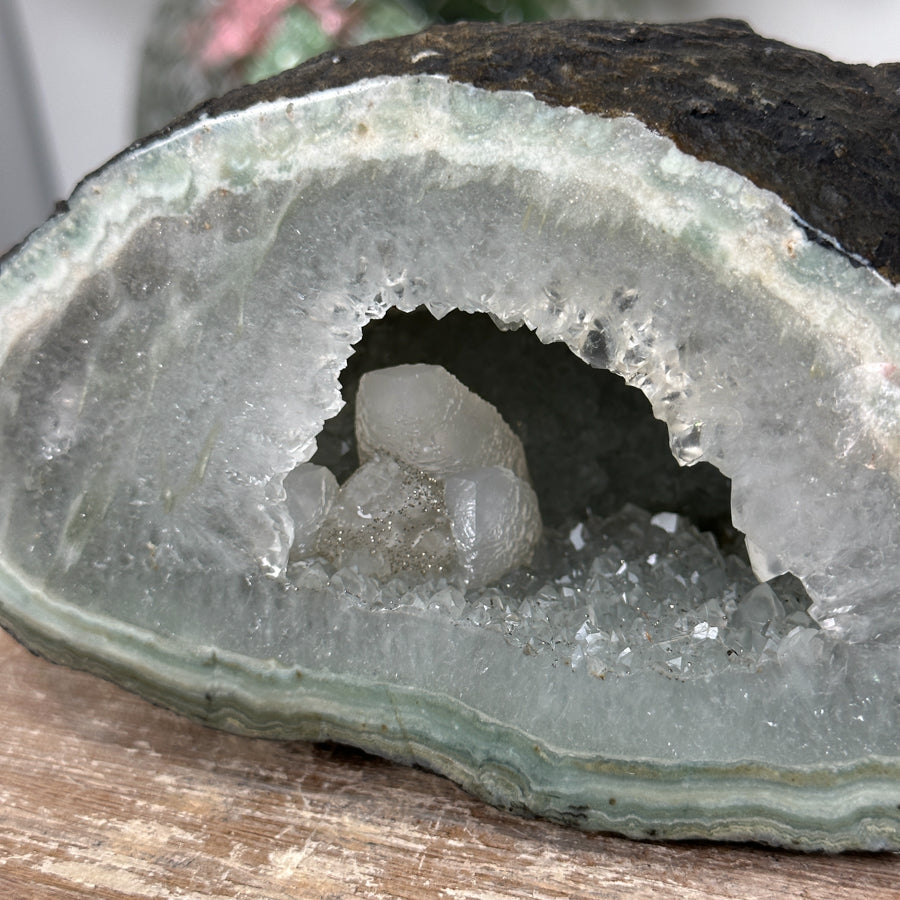 Quarz-Jaspis-Geode mit grün gebänderter, kontrastreicher Gesteinsmatrix