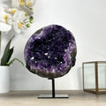 Amethyst-Geode mit klar konturierter Außenform