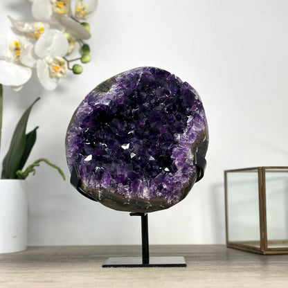 Amethyst-Geode mit klar konturierter Außenform