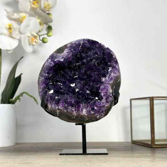 Amethyst-Geode mit klar konturierter Außenform