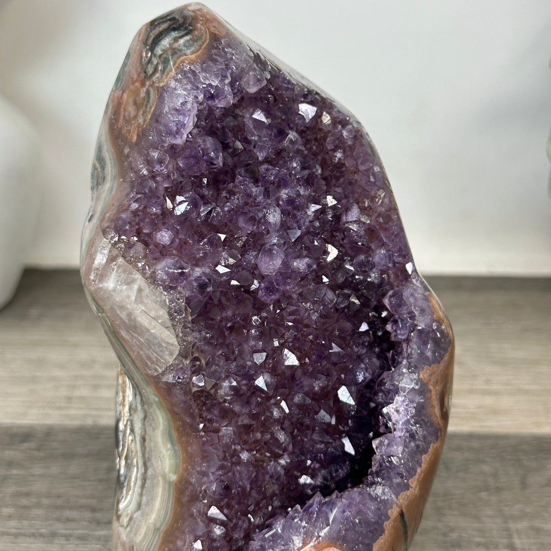 Amethyst-Geode in Sammlerqualität mit Kalzitformation und grüner Jaspis Schale