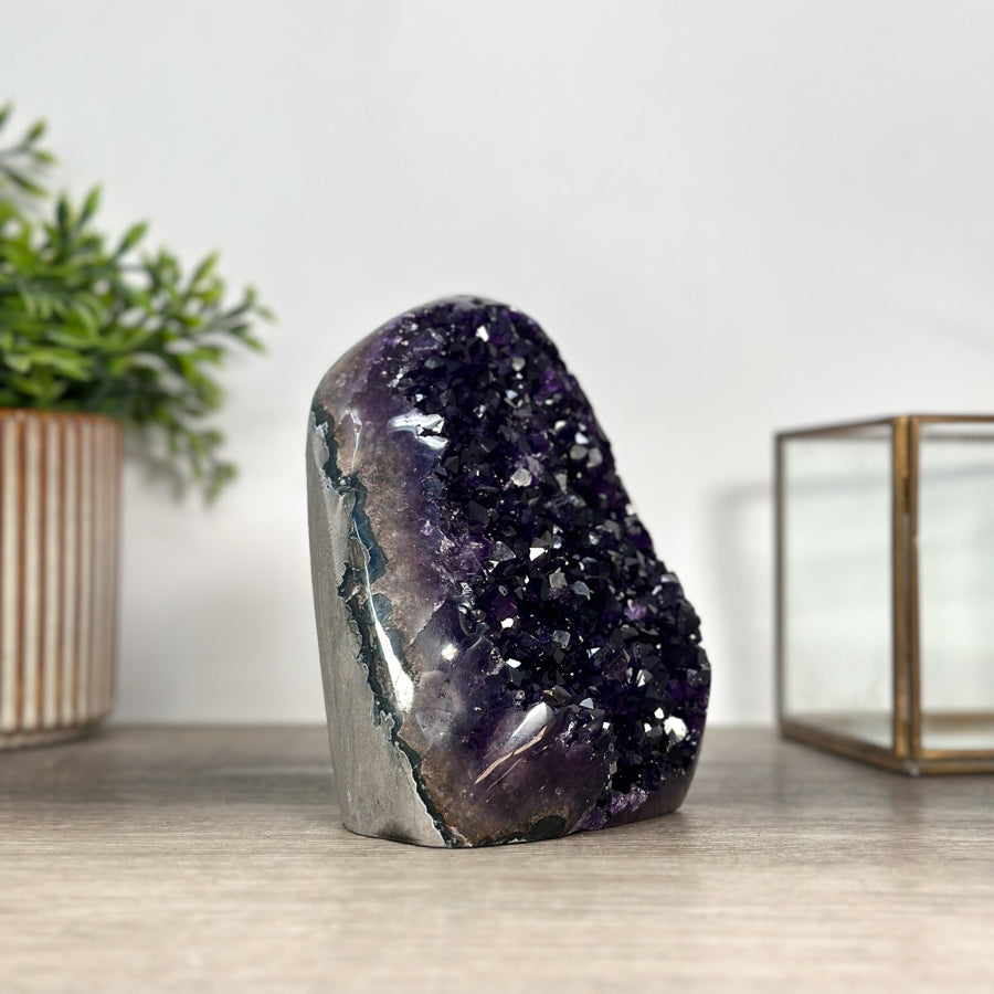 Amethyst-Druse mit dicht gewachsener Kristallfläche und violetten Kristallspitzen
