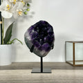 Amethyst-Cluster mit groß gewachsenen, leuchtend tiefvioletten Kristallspitzen