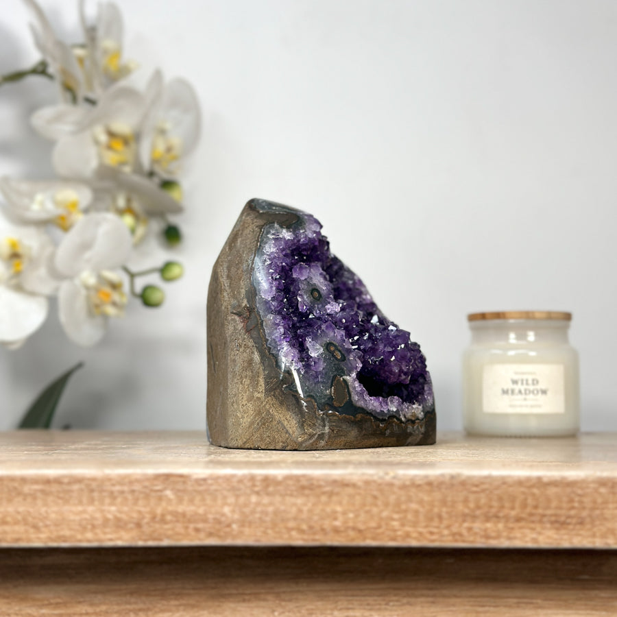Amethyst-Druse mit stalaktitischer Kristallstruktur und tropfsteinartiger Innenarchitektur