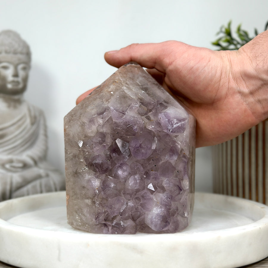 Amethyst-Achat-Obelisk mit ausgeprägter Kristallmatrix