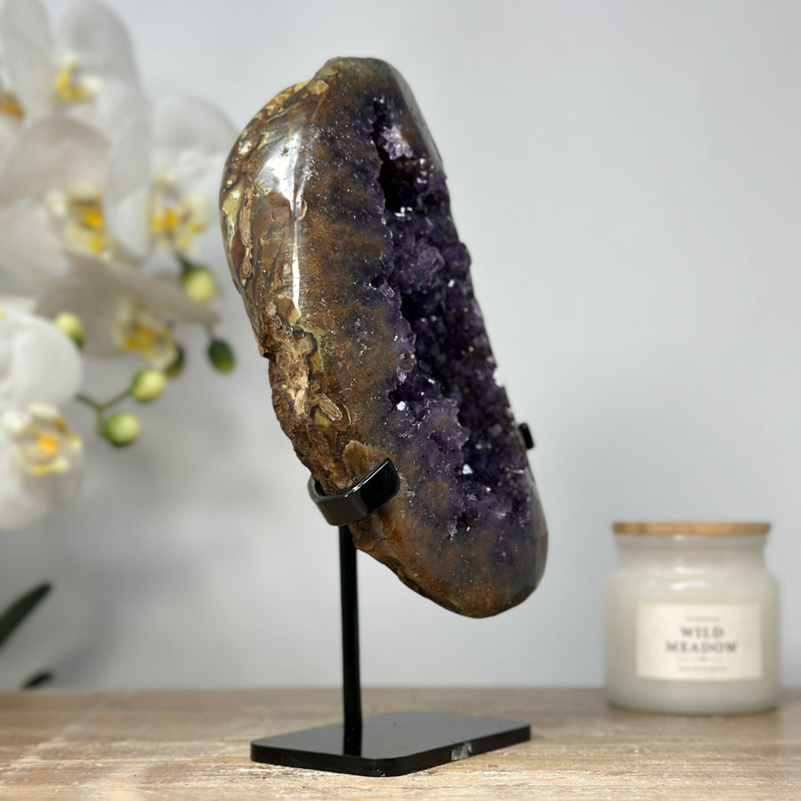 Amethyst-Achat-Geode mit natürlicher Mineralstruktur
