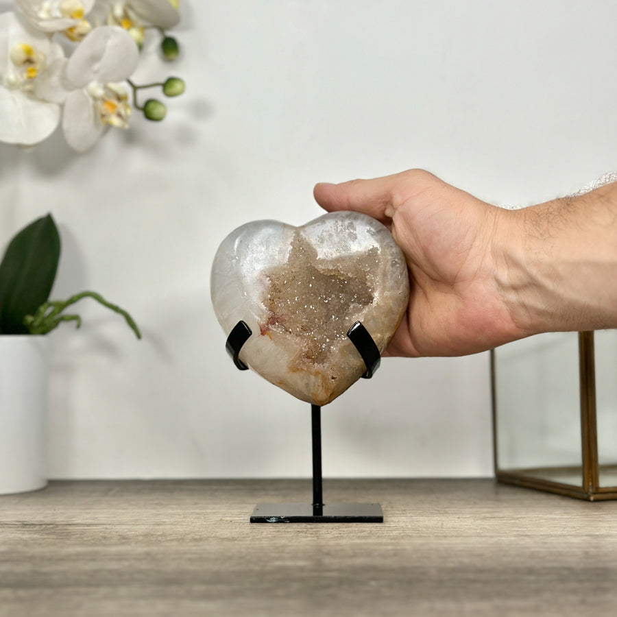 Gelbe Quarz-Herzskulptur mit lichtdurchlässiger, goldfarbener Kristallstruktur