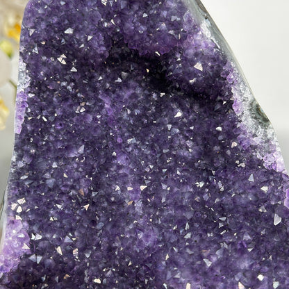Amethyst-Kathedrale groß mit ausgeprägter Stalaktitenstruktur und plastischer Formation