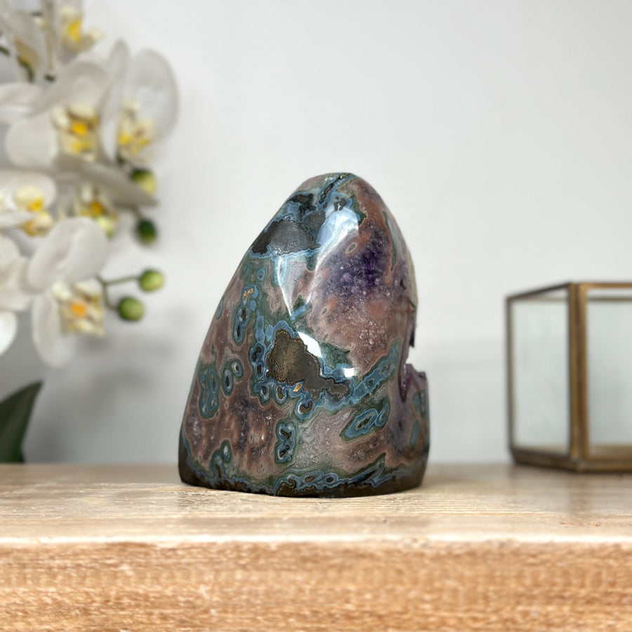 Amethyst-Kathedrale mit funkelnden Kristallspitzen und lebhafter Oberflächenwirkung